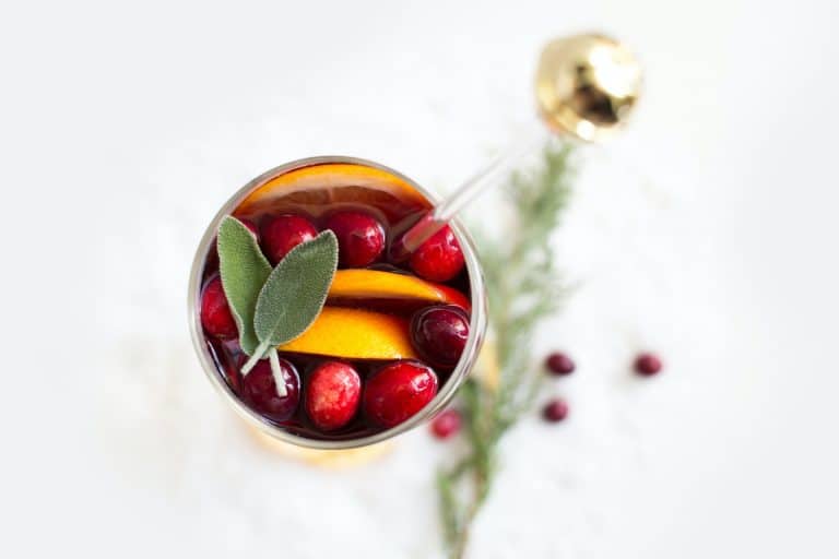 sangria avec des oranges et des cranberries