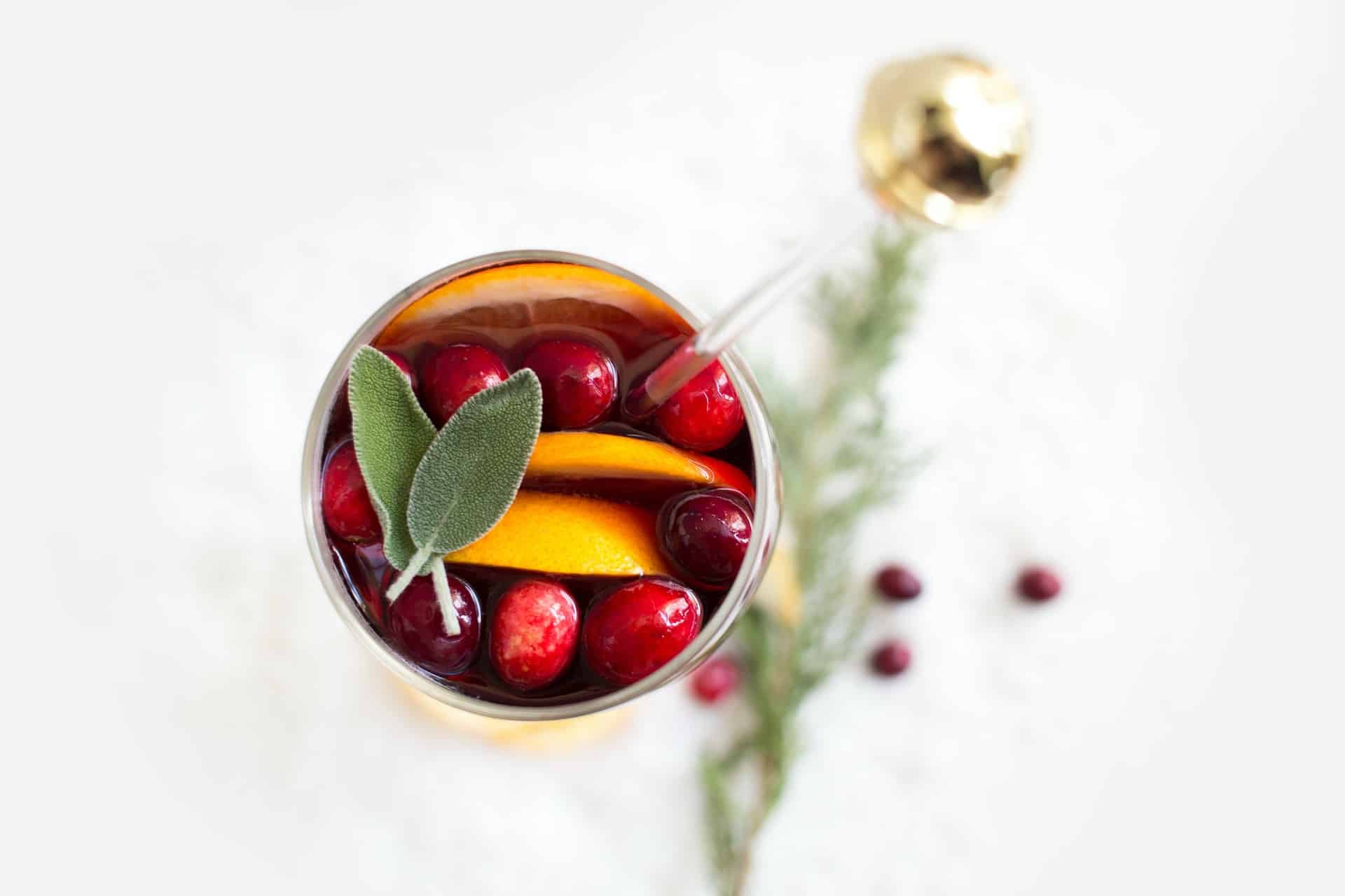 sangria avec des oranges et des cranberries