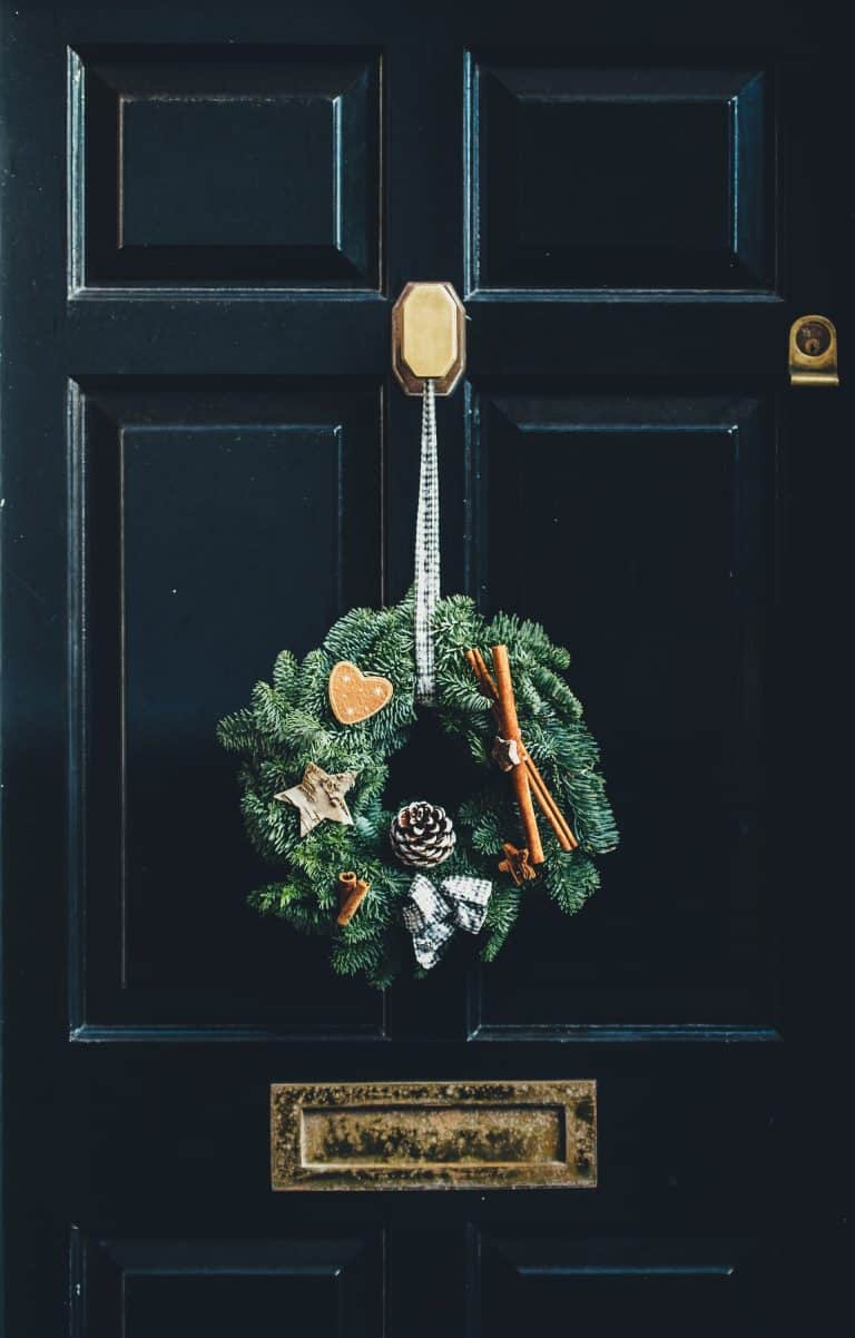couronne végétale sur une porte d'entrée