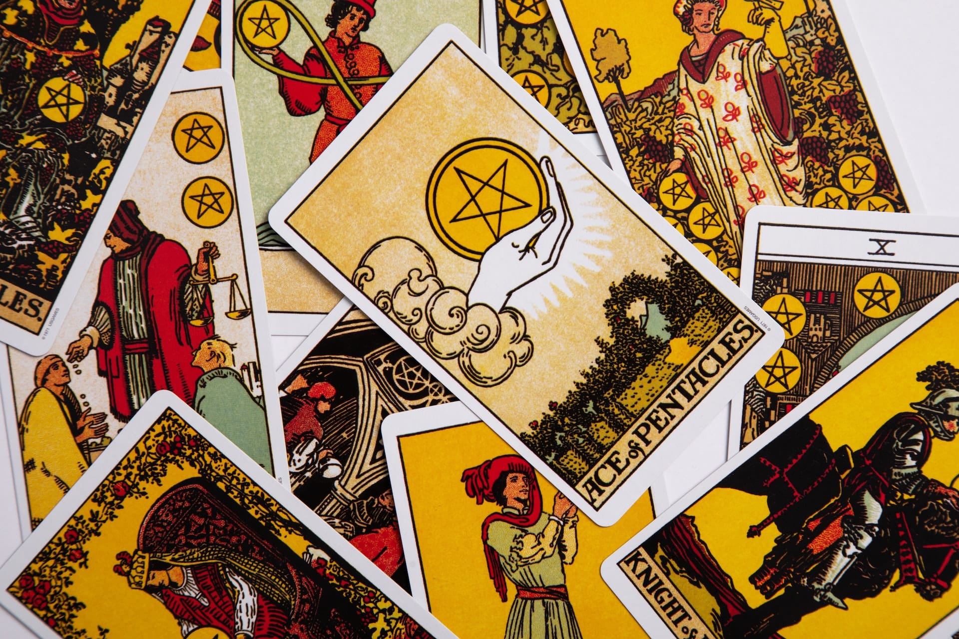 jeu de tarot avec symbole pentacle