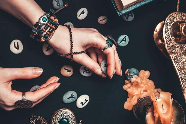 femme en train de tirer les runes divinatoires