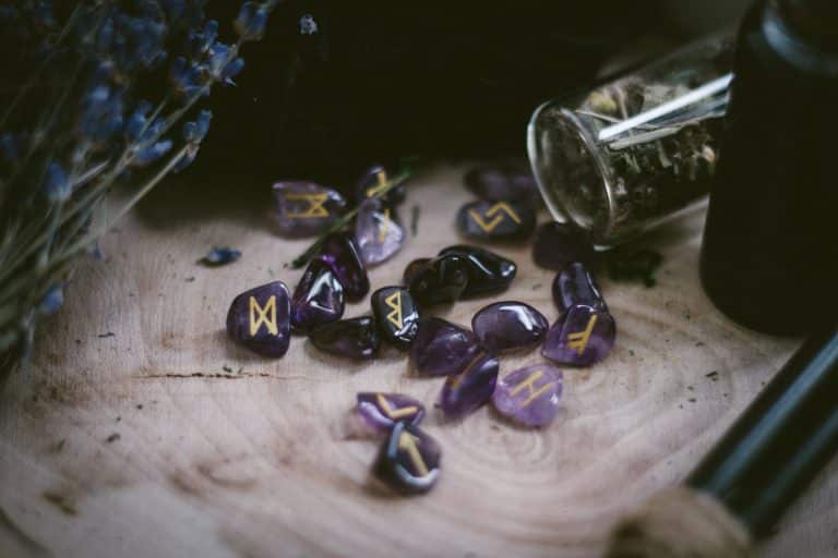 runes divinatoires en améthyste