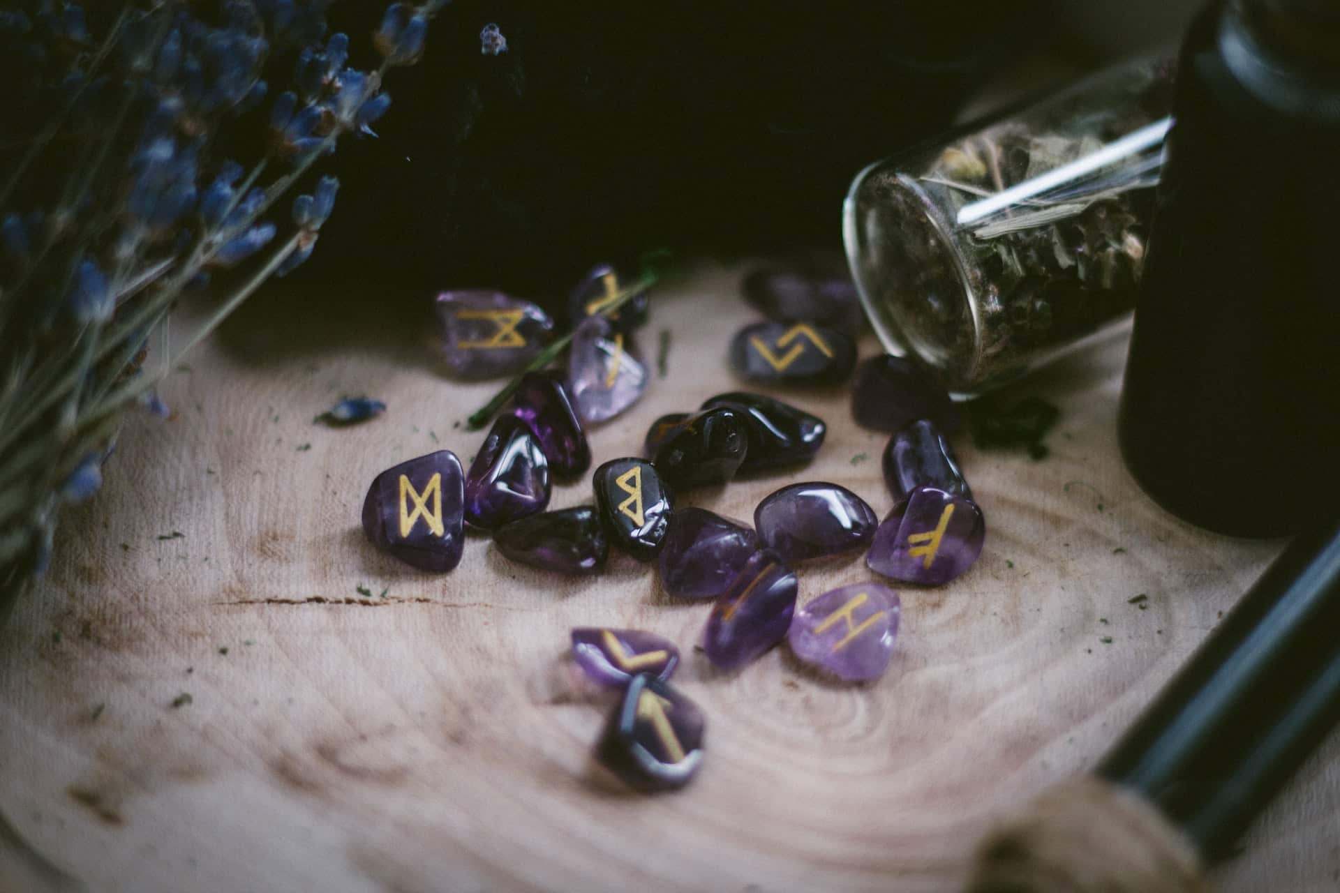 Comment débuter dans le tirage des runes divinatoires ?