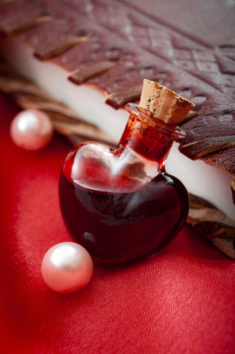 philtre d'amour dans une fiole en forme de coeur